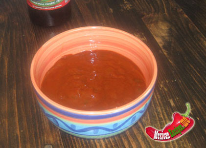 ciotola di salsa rossa guajillo